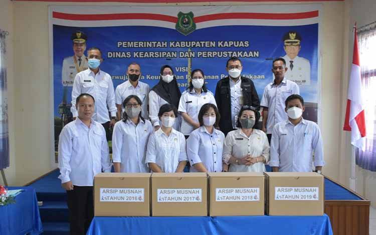 Tim Disarpustaka Kapuas Musnahkan Arsip Retensi di Bawah 10 Tahun, Ini Tujuannya