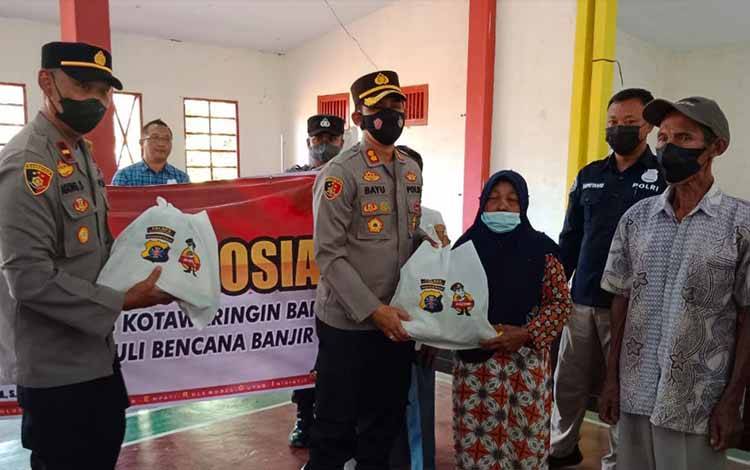 Kapolres Kobar Cek Banjir Sekaligus Salurkan Bansos di Aruta
