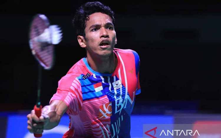 Pebulu tangkis tunggal putra Indonesia Chico A.D. Wardoyo mengembalikan kok ke arah lawan pebulu tangkis tunggal putra Jepang Kento Momota pada babak 32 besar Japan Open 2022 di Maruzen Intec Arena, Osaka, Jepang, Rabu (31/8/2022). Chico lolos ke babak kedua setelah menyingkirkan Momota 21-15 dan 22-20. ANTARA FOTO/Humas PBSI/rwa.