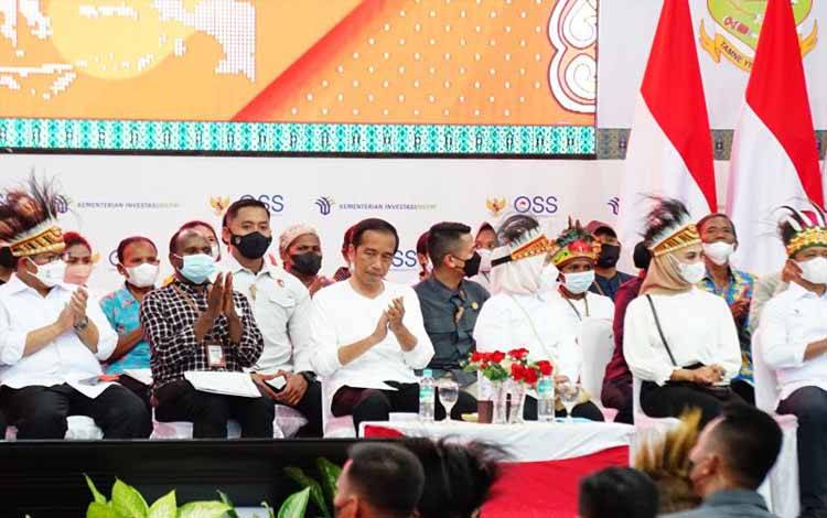 Presiden Jokowi (ketiga kiri) dan Menteri Investasi/Kepala BKPM Bahlil Lahadalia (kanan) dalam acara Pemberian NIB kepada pelaku Usaha Mikro dan Kecil (UMK) perseorangan yang diselenggarakan oleh Kementerian Investasi/BKPM di di Gelanggang Olah Raga Toware, Kabupaten Jayapura, Papua, Rabu (31/8/2022). (ANTARA/HO Kementerian Investasi/BKPM)