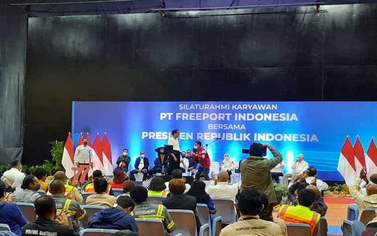 Presiden Joko Widodo memberikan hadiah jaket pada salah satu karyawan PT Freeport Indonesia, saat menghadiri acara silaturahmi bersama karyawan PT Freeport Indonesia di Tembagapura, Mimika, Papua, Rabu (31/8/2022). (ANTARA/Lia Wanadriani Santosa)