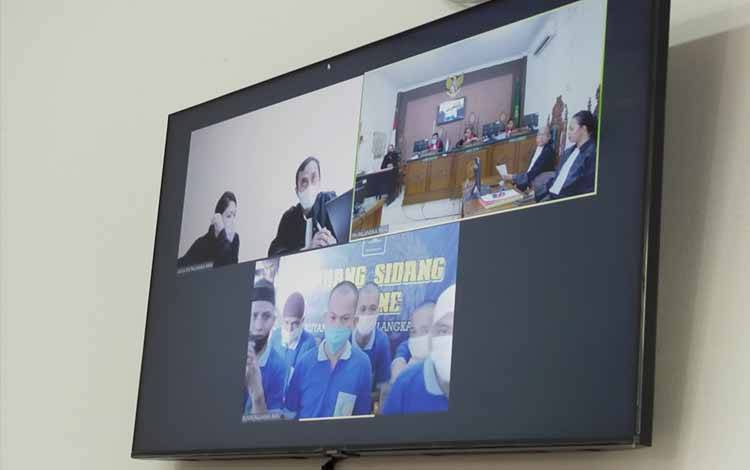 Enam terdakwa saat menjalani persidangan secara virtual di PN Palangka Raya, Rabu 31 Agustus 2022