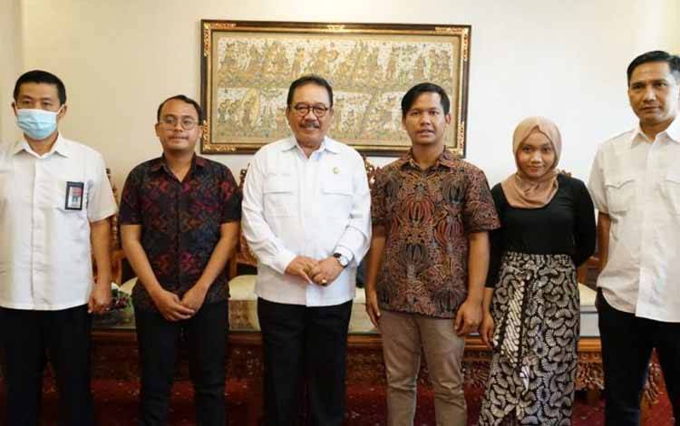 Wakil Gubernur Bali Tjok Oka Artha Ardhana Sukawati saat menerima audiensi perwakilan BEM Seluruh Indonesia di Denpasar, Rabu (31/8/2022). ANTARA/HO-Pemerintah Provinsi Bali