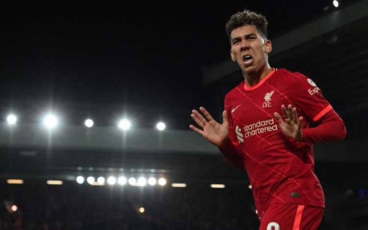 Gelandang Liverpool Roberto Firmino saat pertandingan Liga Champions antara Liverpool dan Benfica di Stadion Anfield, Liverpool, pada 13 April 2022. Firmino mencetak satu dari dua gol yang membawa Liverpool menang 2-1 atas Newscastle pada 31 Agustus 2022. (AFP/PAUL ELLIS)