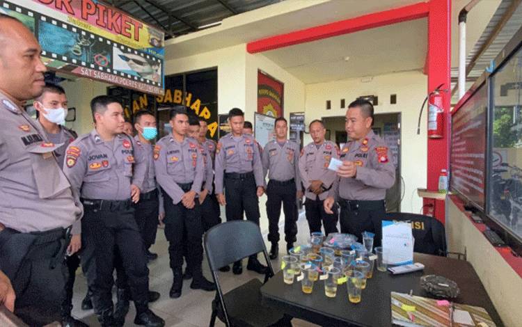 Personel Samapta Polres Katingan Jalani Tes Urine