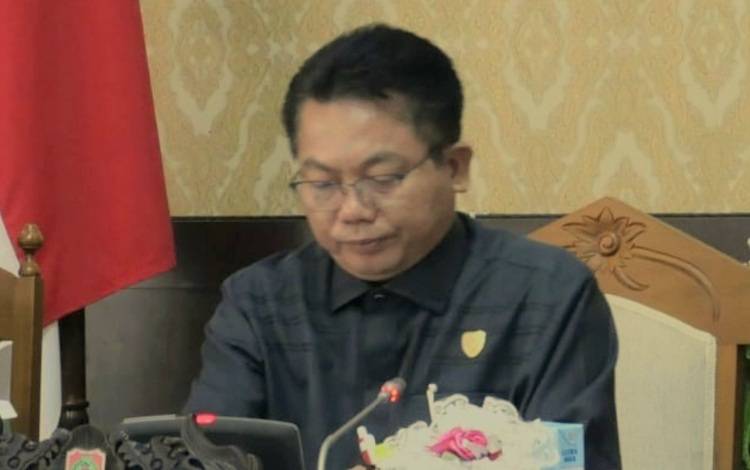 Wiyatno Apresiasi Mahasiswa KKN Kebangsaan Budidaya Bawang Dayak di Desa Siderejo