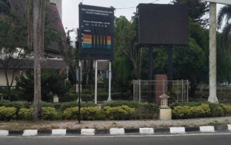 Alat pengukur kualitas udara di Bundaran Besar Palangka Raya. (FOTO: MC ISEN MULANG)