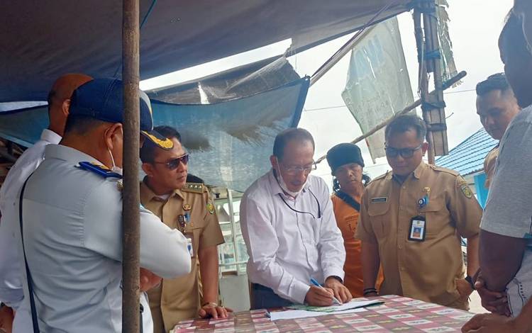 Survei lokasi penataan pedagang di Dermaga Rambang. (FOTO: KECAMATAN PAHANDUT)
