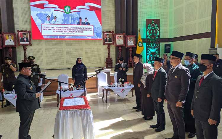 Bupati Kotim Halikinnor saat melantik pejabat eselon III dilingkup Pemkab Kotim. (FOTO: HAMIM)