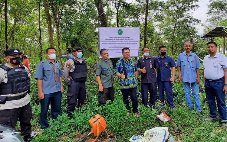 Panitera PN Pangkalan Bun beserta pemohon dan petugas kepolisian foto bersama, usai proses eksekusi pengosongan lahan di Jalan Bhayangkara. (FOTO: DANANG)