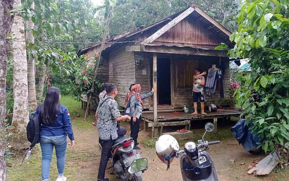 Kelurahan Ampah Kota Dampingi Dinas PUPR Perkim Verifikasi Penerima BSPS
