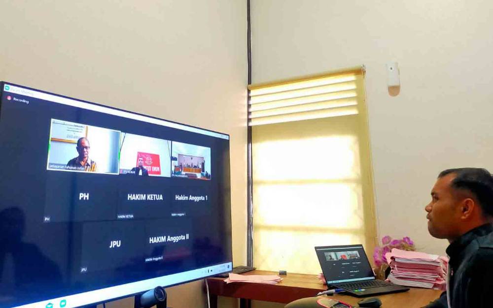 JPU Kejari Kobar Novanda Prayudha ketika mengikuti sidang tipikor secara online atas kasus Mantan Sekdes Kerabu bernama Mastur. (FOTO : KEJARI KOBAR)