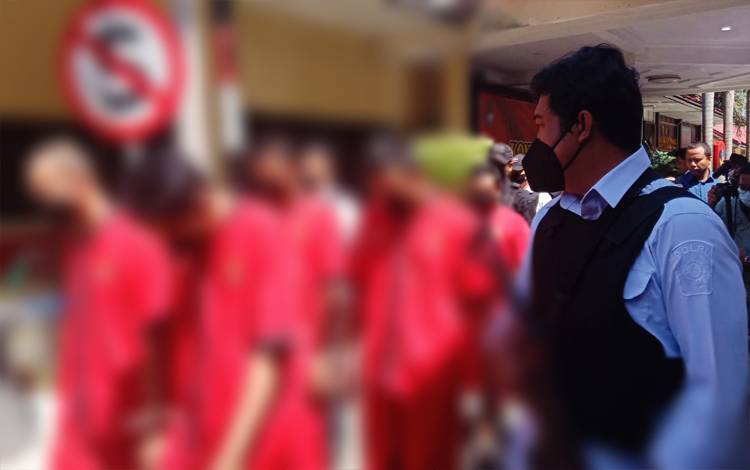 Para tersangka tangkapan Polda Kalteng digiring ke sel tahanan, Kamis 1 September 2022. (FOTO : PARLIN TAMBUNAN)