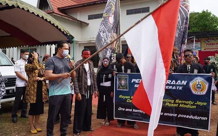 Bupati Lamandau Hendra Lesmana melepas peserta kirab budaya dalam rangka peringatan Hari Jadi Desa Mekar Mulya ke 34. (FOTO : HENDI NURFALAH)
