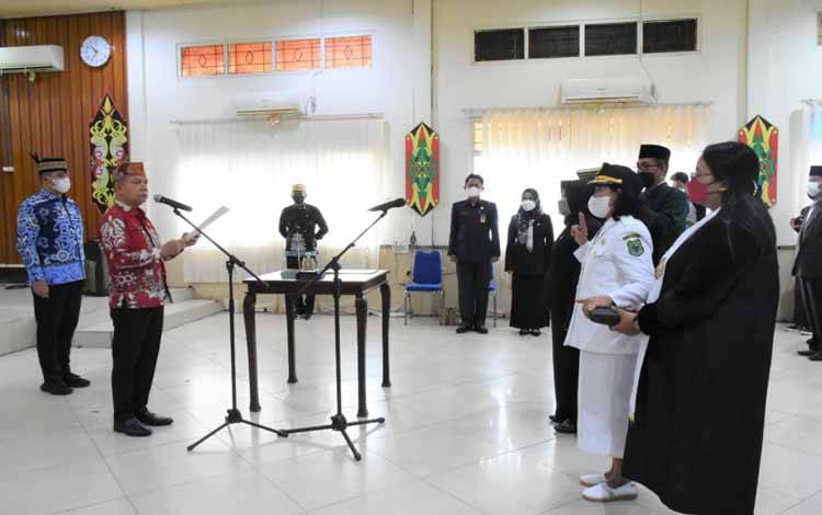 12 Pejabat Administrasi di Lingkungan Pemkab Kapuas Dilantik, Satu di Antaranya Camat Pulau Petak