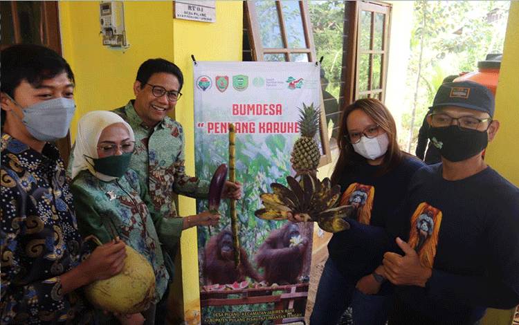 Mendes PDTT didampingi Asisten II, Setda Pulpis saat mengunjungi BUMDes Desa Pilang, Jumat (02/09/2022).