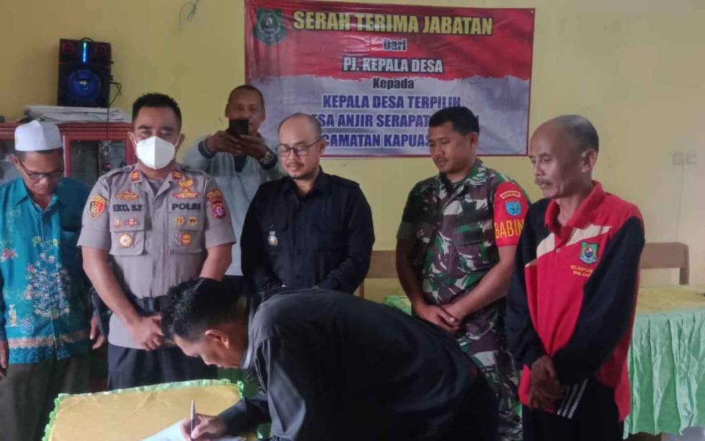 Jabatan Kades Anjir Serapat Tengah Diserahterimakan