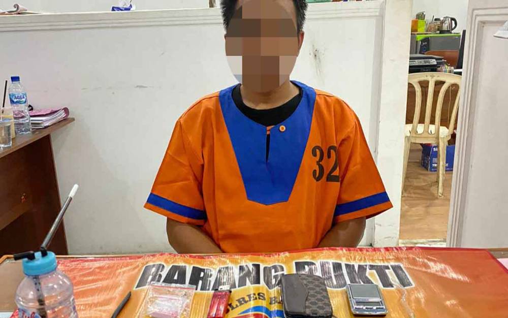 Tersangka tindak pidana narkoba, Akhmad Iswandi alias Iis saat diamankan beserta barang bukti. (FOTO: DHANI)