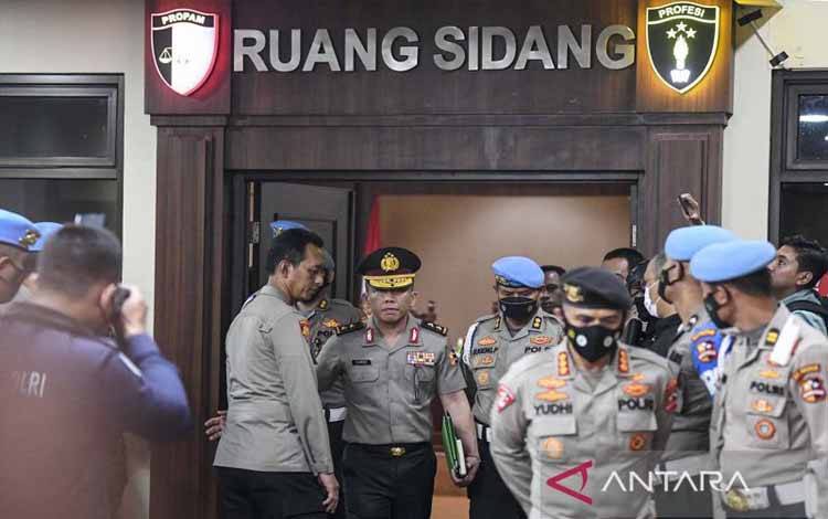 Mantan Kadiv Propam Polri Irjen Ferdy Sambo (tengah) berjalan keluar ruangan usai mengikuti sidang Komisi Kode Etik Polri (KKEP) di Gedung Transnational Crime Center (TNCC) Divisi Propam Mabes Polri, Jakarta, Jumat (26/8/2022). (ANTARA FOTO/M Risyal Hidayat/aww)