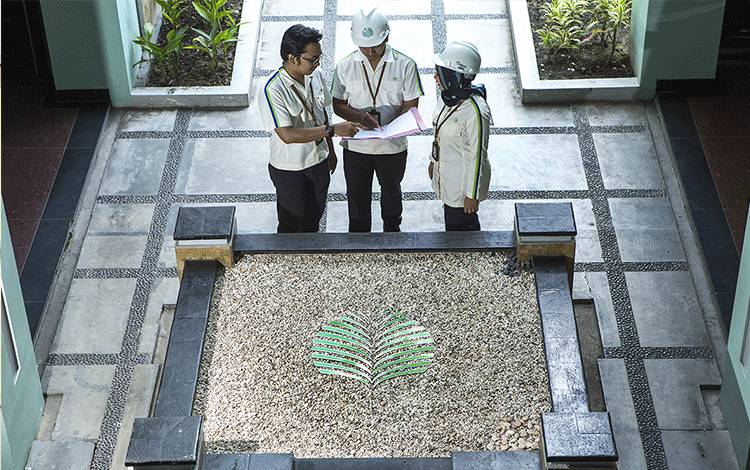 Pegawai PT Sawit Sumbermas Sarana Tbk. (FOTO: Website resmi SSMS)