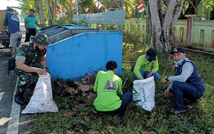 Kelurahan Selat Utara Bersihkan Lingkungan Dukung Penilaian Adipura