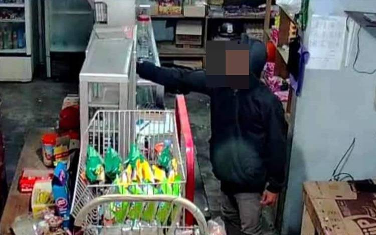 Aksi Pencurian Rokok di Toko Terekam CCTV?