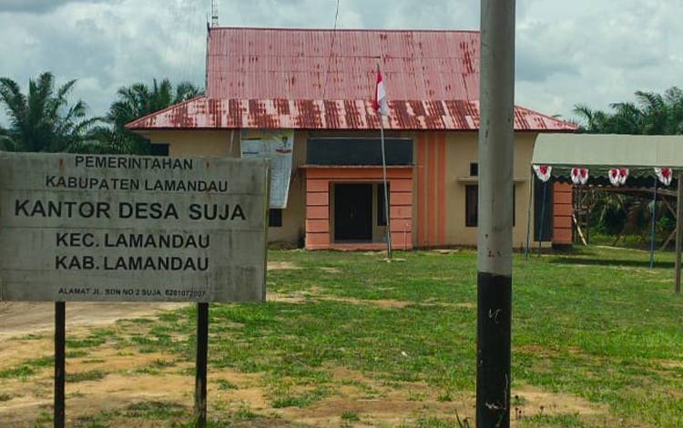 Tampak Kantor Desa Suja, Kecamatan Lamandau. Masyarakat setempat mempertanyakan pengelolaan dan hasil Kebun Desa yang dikelola pihak ketiga yang sudah berlangsung dua tahun lebih. (FOTO: HENDI NURFALAH)