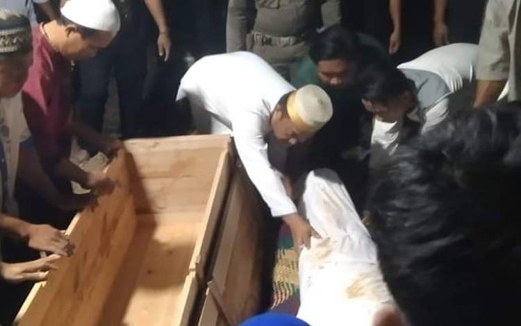 Jenazah Asisten III Setda Katingan, Alpian Noor dikebumikan di TPU Muslim Kereng Humbang Kasongan tadi malam