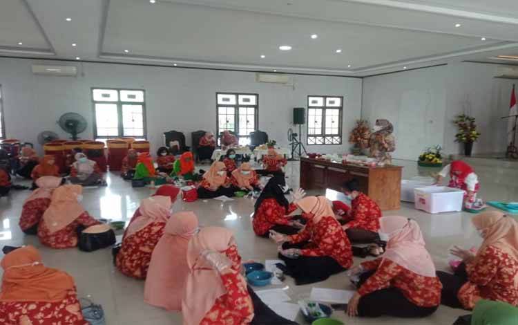 DWP Sukamara Gelar Pelatihan Ekonomi Kreatif Mendaur Ulang Minyak Jelatah jadi Sabun