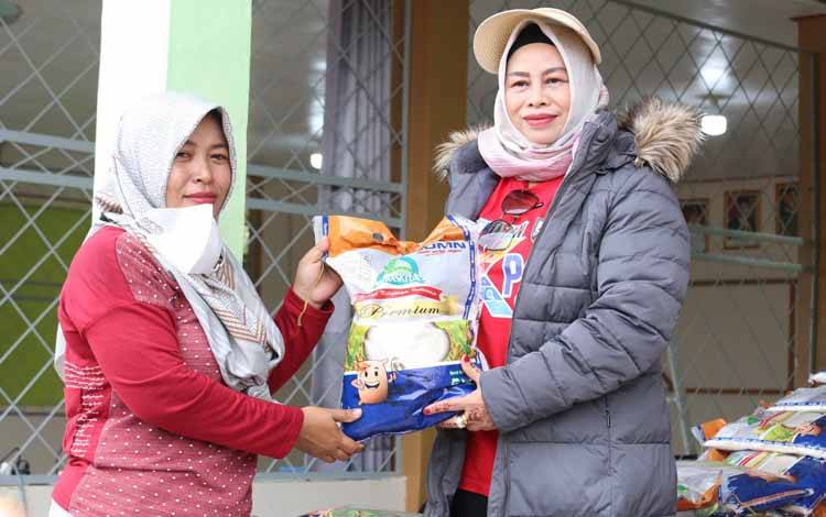 Bupati Seruyan Bagikan Beras kepada Kaum Ibu dan Lansia
