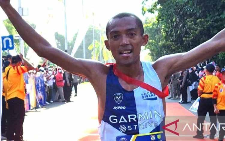 Agus Prayogo sesaat sesudah finish lomba lari Balikpapan 10K, Minggu 4 September 2022. (ANTARA/novi abdi)