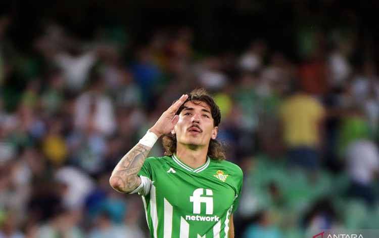 Hector Bellerin memberikan salam perpisahan kepada para suporter Real Betis di akhir musim Liga Spanyol usai pertandingan lawan Granada pada 15 Mei 2022. ANTARA/AFP/CRISTINA QUICLER