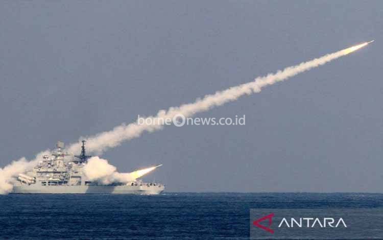 Ilustrasi--Rudal diluncurkan dalam latihan militer di kota pelabuhan Qingdao, di mana markas Armada Laut Utara China berada, 2013. (ANTARA/Reuters/stringer/as)