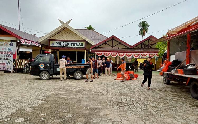 BPBD Gunung Mas Bangun Tenda Pengungsian untuk Warga Terdampak Banjir di Kecamatan Tewah