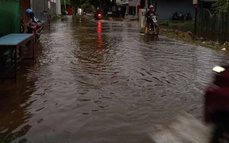 Sejumlah kendaraan saat melintasi Jalan Suprapto Selatan yang dilanda banjir saat hujan deras melanda Sampit sejak siang ini
