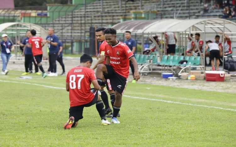 Pemain Karo United saat melakukan selebrasi usai mencetak gol ke gawang Perserang (ANTARA/HO)