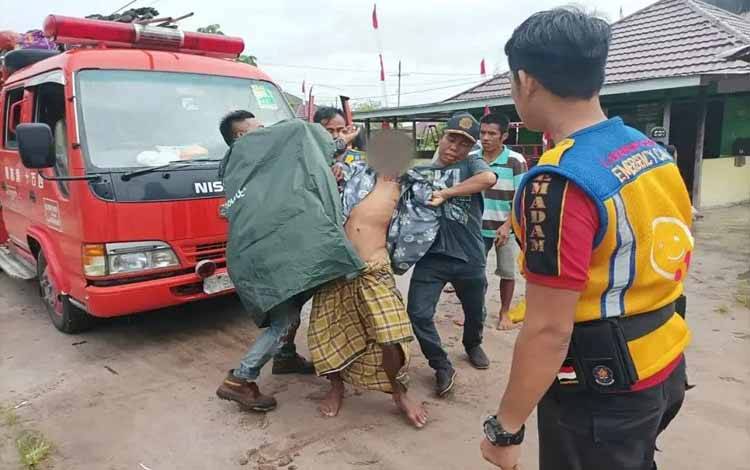 Tim 112 saat mengevakuasi yang di duga ODGJ di Jalan Adonis Samad Kota Palangka Raya. (FOTO : DAMKAR KOTA PALANGKA RAYA)