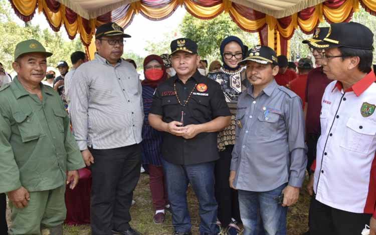 Gubernur Kalteng, Sugianto Sabran saat mengunjungi salah satu titik pembangunan Universitas Barito Raya di Kecamatan Dusun Tengah Kabupaten Barito Timur (FOTO : ASEP MMC KALTENG)