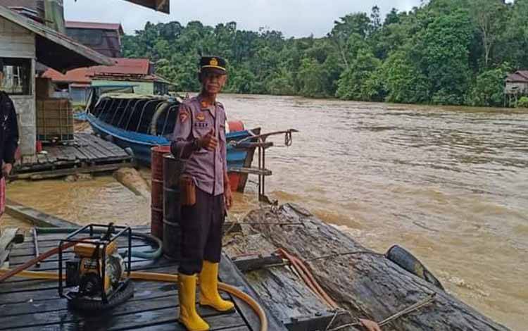 Antisipasi Banjir, Polsek Katingan Hulu Cek Debit Sungai Katingan
