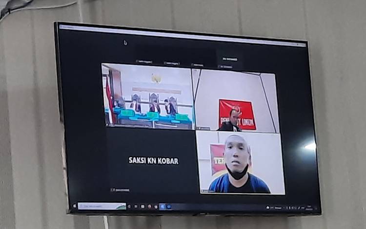 Kanan bawah, saat terdakwa L jalani persidangan secara virtual di Pengadilan Negeri Pangkalan Bun. (FOTO : DANANG)