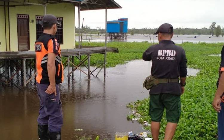 BPBD Palangka Raya meninjau debit air. (FOTO: BPBD)