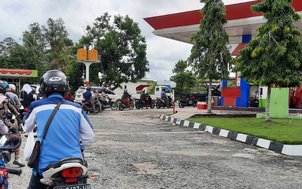 Antrean Pemotor di SPBU Pangkalan Bun Mengular