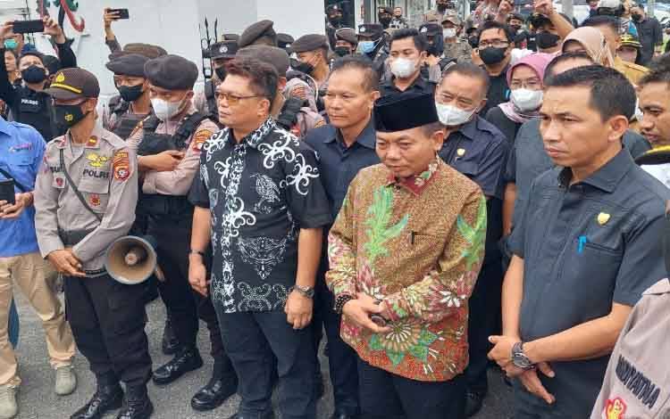 Ketua DPRD Temui Mahasiswa Gelar Aksi di Gedung Dewan