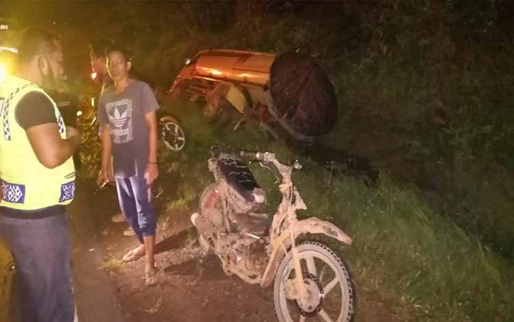 2 Warga Dilarikan ke Puskemas Usai Ditabrak Truk karena Naik Motor Tanpa Lampu di Cempaga Hulu