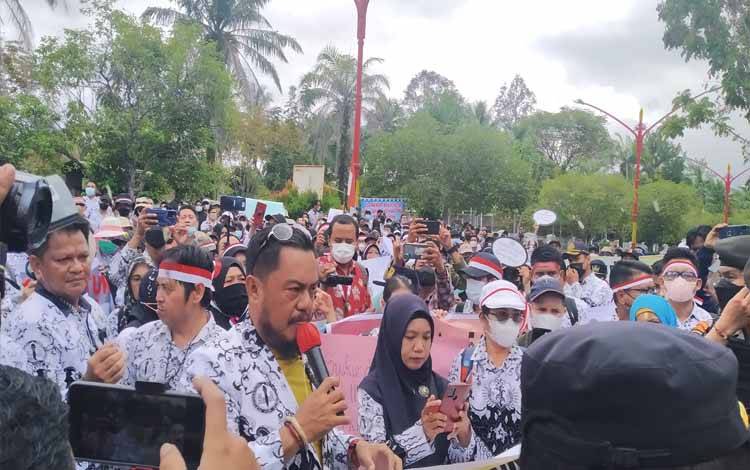 Ratusan Guru Gelar Aksi Damai Menuntut Kembalikan Tambahan Penghasilan