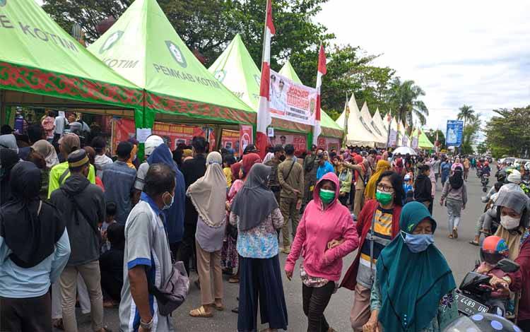 Ratusan masyarakat rela berdesakan untuk mendapatkan sejumlah bahan pokok murah, pada kegiatan pasar murah yang digelar Pemprov Kalteng, Selasa 6 September 2022