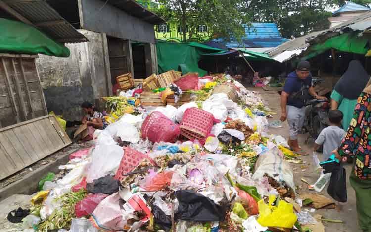 Tampak sampah saat masih menggunung di Pasar Indra Sari Pangkalan Bun. (FOTO : ISTIMEWA)