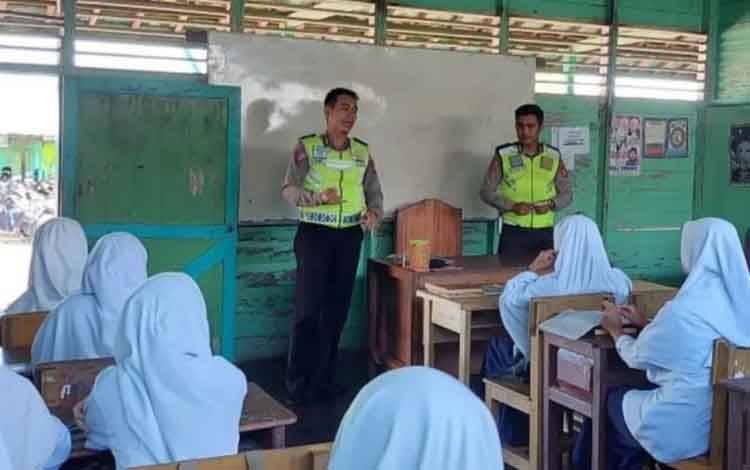 Tanamkan Disiplin Berlalulintas Sejak Dini, Satlantas Polres Kapuas Sambangi Madrasah