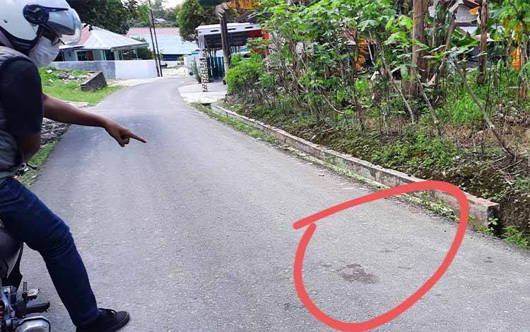Tampak bekas darah di lokasi kejadian penusukan, Jalan J Sudirman, Gang Bata, Kelurahan Sidorejo. (FOTO: DANANG)