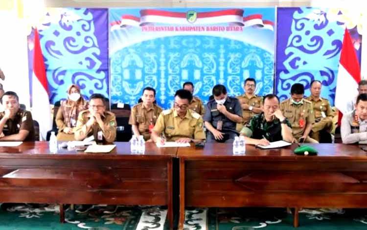Wakil Bupati Sugianto Panala Putra, Dandim 1013/Muara Teweh, Kapolres Barito Utara, perwakilan Kejari, Asisten Sekda, Kepala Perangkat Daerah, dan instansi terkait lainnya saat mengikuti rapat koordinasi (Rakor) pengendalian inflasi secara virtual. Rapat dilaksanakan di aula Rumah jabatan Bupati. (FOTO: DHANI)